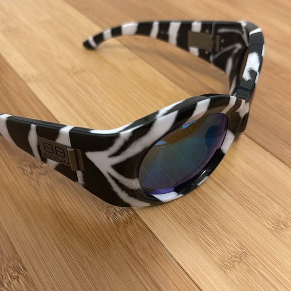 Balenciaga Eyewear Zebra Printed Round Frame Sunglasses - Picture 7 of 10